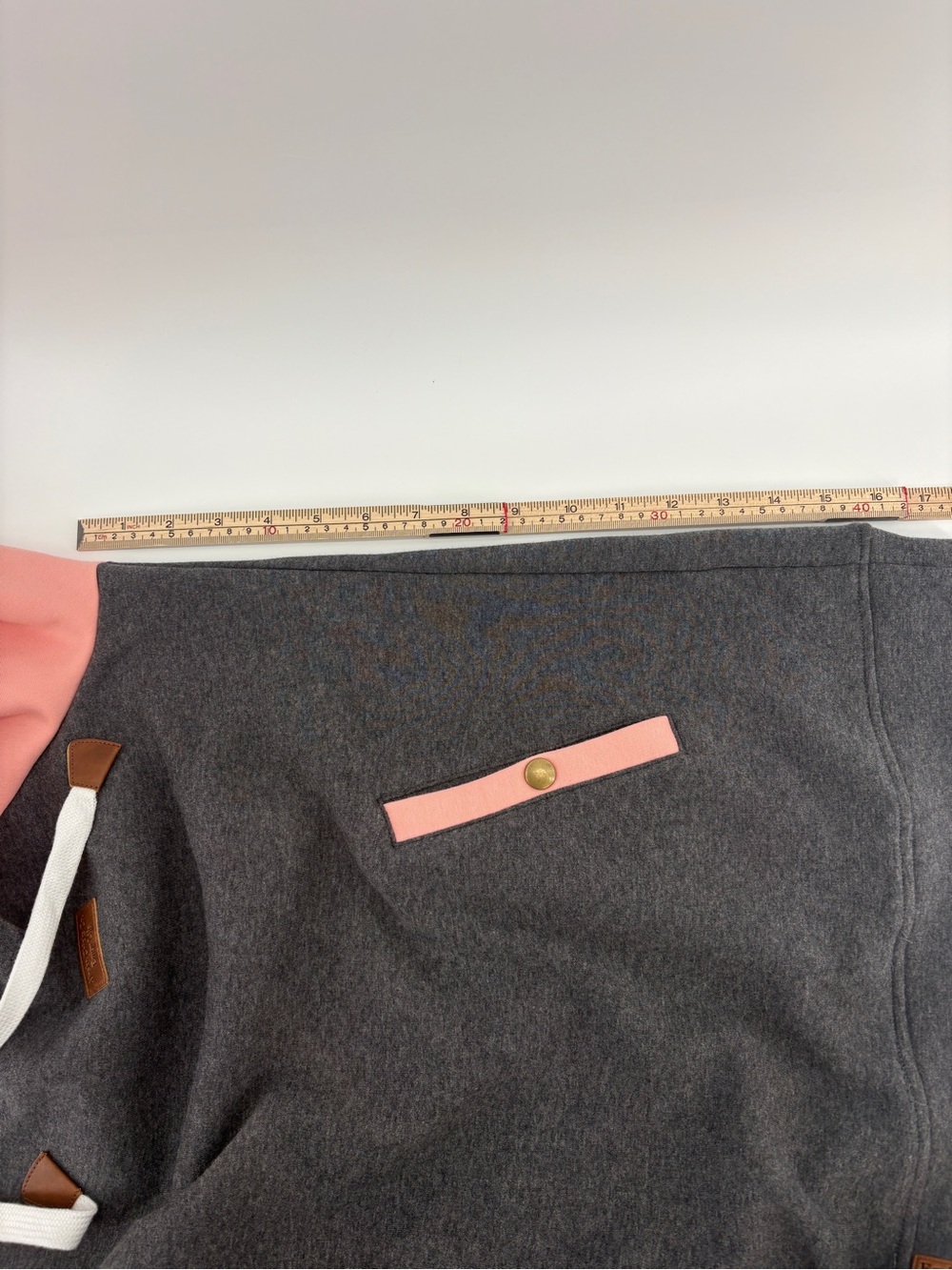Alaska Chicks Co. Women’s M Pink Gray Colorblock Hoodie Raglan Logo Pockets - Picture 6 of 7